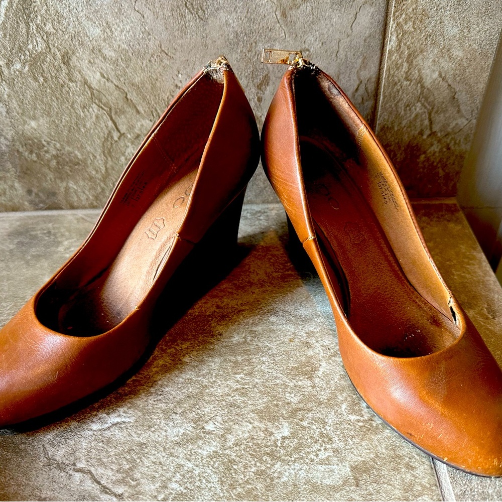 Aldo size 7 Tan Wedge